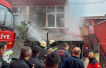 4 katlı binada çıkan yangında 2 kişi dumandan etkilendi