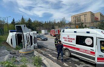 Kocaeli'de devrilen akü yüklü tırın sürücüsü yaralandı