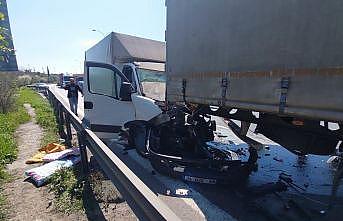 Kocaeli'de tıra çarpan kamyonetin sürücüsü yaralandı