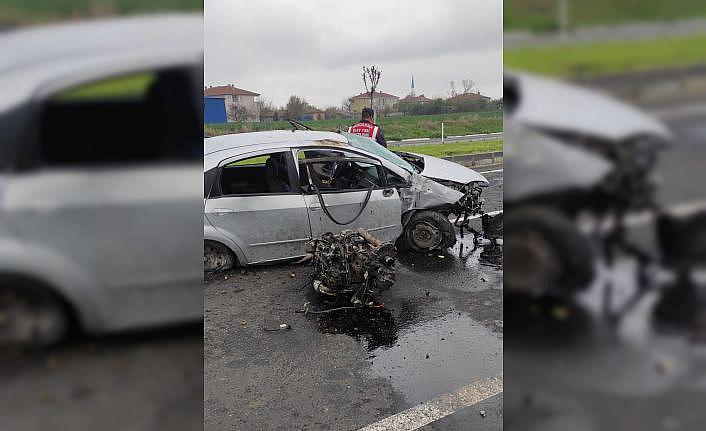 Refüje çarpan otomobilin sürücüsü öldü 2 kişi yaralandı