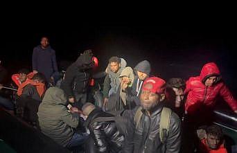 Ayvalık açıklarında 25 düzensiz göçmen kurtarıldı
