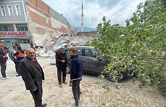 Bursa'da 4 katlı binanın enkazı kontrollü yıkım sırasında caddeye devrildi