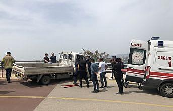 Bursa'da bariyerlere çarpan kamyonetin sürücüsü yaralandı