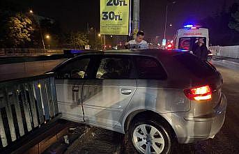 Bursa'da kontrolden çıkan otomobil bariyerde asılı kaldı