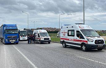 Edirne'de yolcu midibüsüyle tırın çarpıştığı kazada 2 kişi yaralandı