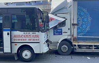 Esenyurt'ta park halindeki kamyona çarpan midibüsteki 4 kişi yaralandı
