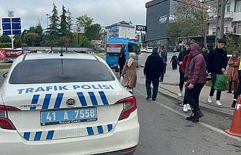 Kocaeli'de kapısı açık seyreden minibüsten düşen yolcu yaralandı