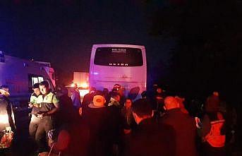 Sakarya'da AK Partili seçmenleri taşıyan otobüsün tıra çarpması sonucu 22 kişi yaralandı