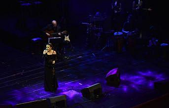 Türk pop müziği sanatçısı Nilüfer, Bursa'da konser verdi