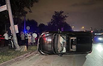 Bursa'da aydınlatma direğine çarpıp devrilen araçtaki 2 kişi yaralandı