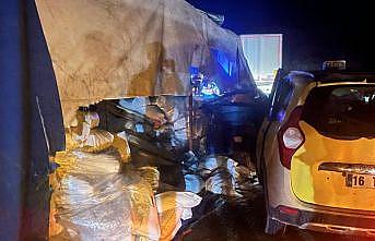 Bursa'da devrilen tırdan dökülen malzemelere çarpan taksideki 1 kişi öldü