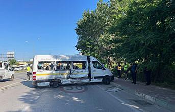 Bursa'da işçi servisi ile otomobilin çarpıştığı kazada 1 kişi öldü, 9 kişi yaralandı