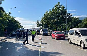 Bursa'da işçi servisiyle otomobilin çarpıştığı kazada 1 kişi öldü, 9 kişi yaralandı