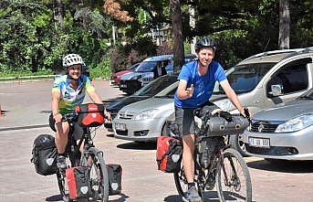 Hollanda'dan bisikletleriyle tura çıkan çift Bilecik'te mola verdi