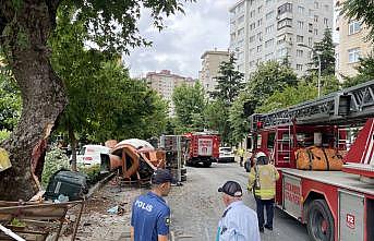 Kadıköy'de park halindeki araçların üzerine devrilen beton mikserinin sürücüsü yaralandı