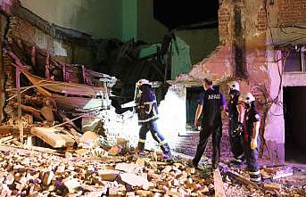 Kırklareli'nde 2 katlı metruk bina çöktü