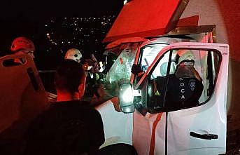 Anadolu Otoyolu'nda tıra çarpan kamyonetteki 2 kişi yaralandı
