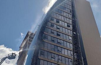 Ataşehir'de 17 katlı binanın dış cephesinde yangın çıktı