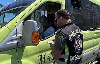 Beşiktaş'ta sivil trafik ekipleri yolcu minibüslerini denetledi