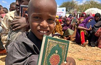Hak İnsani Yardım Derneği Afrika'da Kur'an-ı Kerim dağıttı