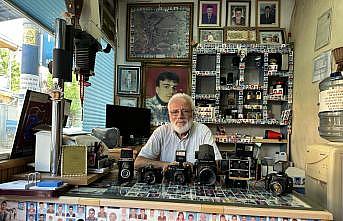 Müşterilerinin vesikalık fotoğraflarını 38 yıldır dükkanında sergiliyor