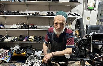 Sakarya'da çocukken başladığı ayakkabı tamirciliğini 62 yıldır sürdürüyor