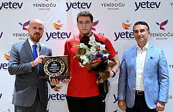 Bilal Erdoğan, şampiyon güreşçi Cemal Yusuf Bakır'a plaket verdi