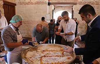 Edirne'de Aşçı Yahya Baba'nın mutfağında pişirilen aşure dağıtıldı