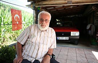 Emekli öğretmen 30 yıl önce aldığı arabasını özenle kullanıyor