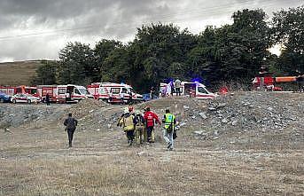 Kemerburgaz'da servis otobüsü kaza yaptı