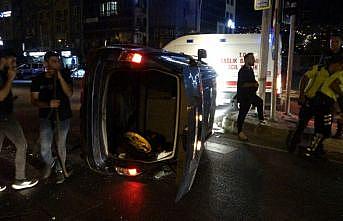 Kocaeli'de sinyalizasyon direğine çarpıp devrilen cipteki 2 kişi yaralandı