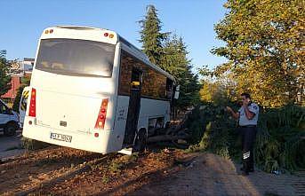 Kocaeli'de yol kenarındaki ağaçlara çarpan işçi servisindeki 2 kişi yaralandı