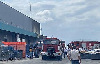 Kocaeli'de zincir marketin deposunda yangın çıktı