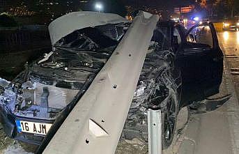 Bursa'da bariyerlere çarptıktan sonra otomobili terk eden sürücü aranıyor