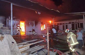 Bursa'da mobilya imalathanesinde çıkan yangın söndürüldü