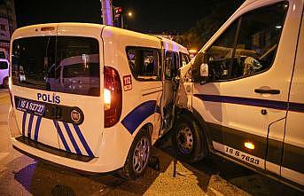 Bursa'da polis aracı, taksi ve servisin karıştığı kazada 6 kişi yaralandı