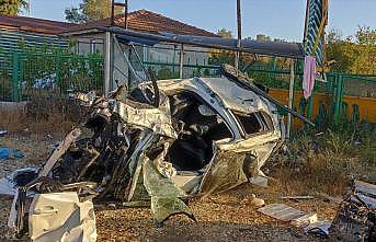 Tekirdağ'da otomobilin durağa çarptığı kazada 1 kişi öldü, 1 kişi ağır yaralandı