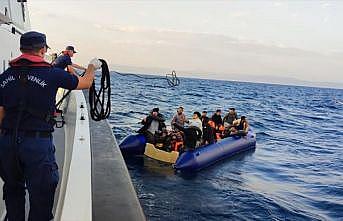 Ayvalık açıklarında lastik botlardaki 108 düzensiz göçmen kurtarıldı