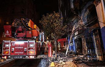 Beyoğlu'ndaki tarihi handa çıkan yangın söndürüldü