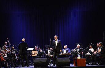 Bursa'da “Sezona Merhaba“ konserinde Ahmet Özhan sahne aldı