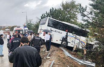 Bursa'da yoldan çıkan otobüsteki 2 yolcu yaralandı