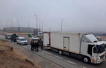 Kırklareli'nde kamyonet kasasında 51 düzensiz göçmen yakalandı