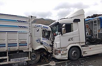 Sakarya'da meydana gelen trafik kazasının ardından kara yolu ulaşıma kapandı
