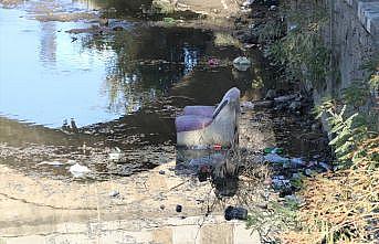 Tunca Nehri'ne atılan çöpler kirliliğe neden oldu