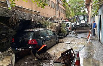 Zeytinburnu'nda çöken istinat duvarı araçlara zarar verdi