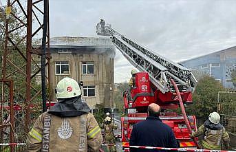 Arnavutköy'de bir fabrikada çıkan yangına müdahale ediliyor