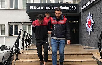 Bursa'da aşevinin çatısındaki kurşun levhaları çalan kişiler güvenlik kamerasınca kaydedildi