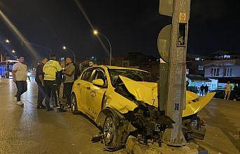 Bursa'da taksi ile motosiklet çarpıştı, 6 kişi yaralandı