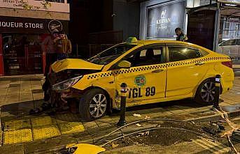 Kadıköy'de otomobilin ticari taksi ve park halindeki araca çarpması sonucu 1 kişi yaralandı