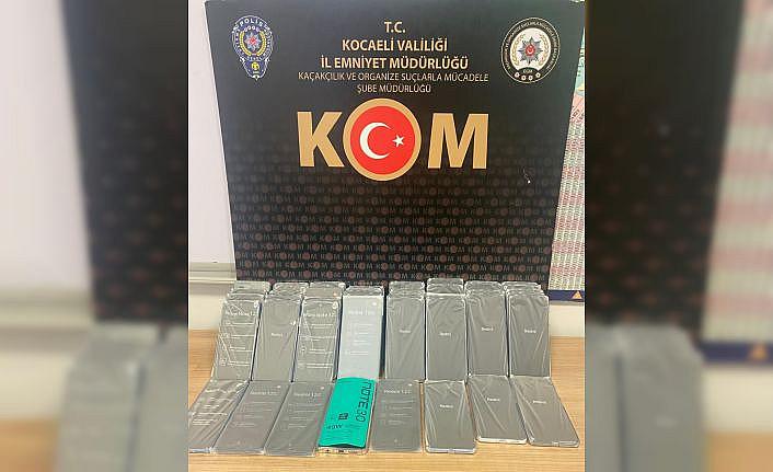 Kocaeli'de kaçak cep telefonu operasyonunda 2 şüpheli yakalandı